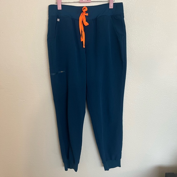 Figs Women's Navy Jogger Scrub Set - Picture 4 of 7